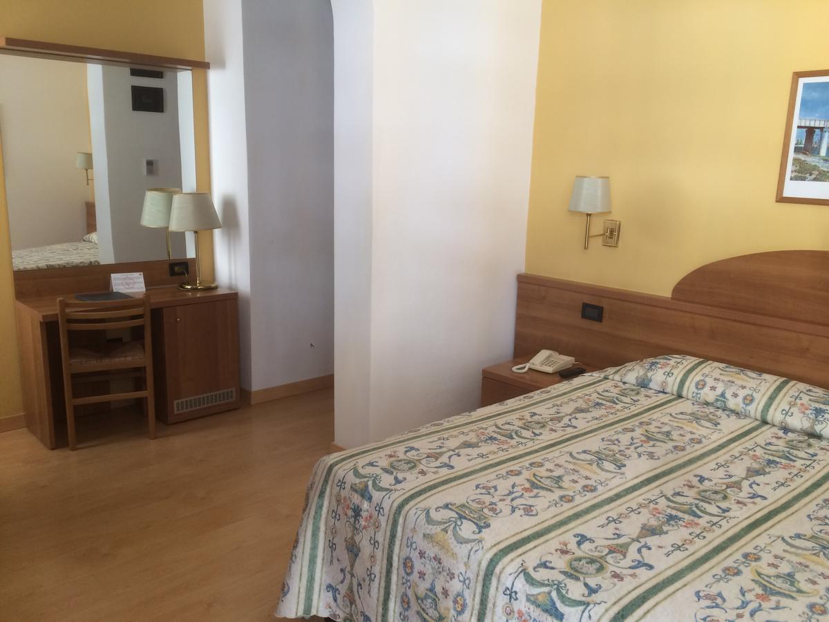 Hotel Tritone Caorle Exterior photo