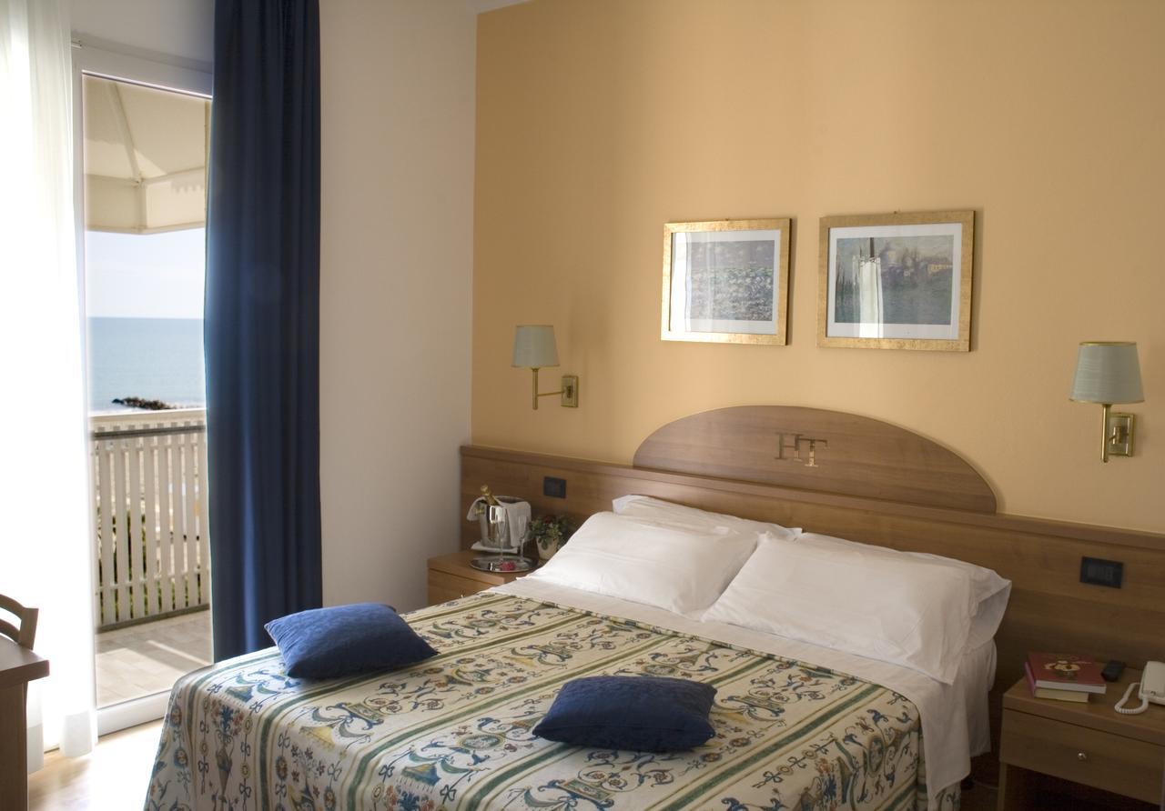 Hotel Tritone Caorle Exterior photo