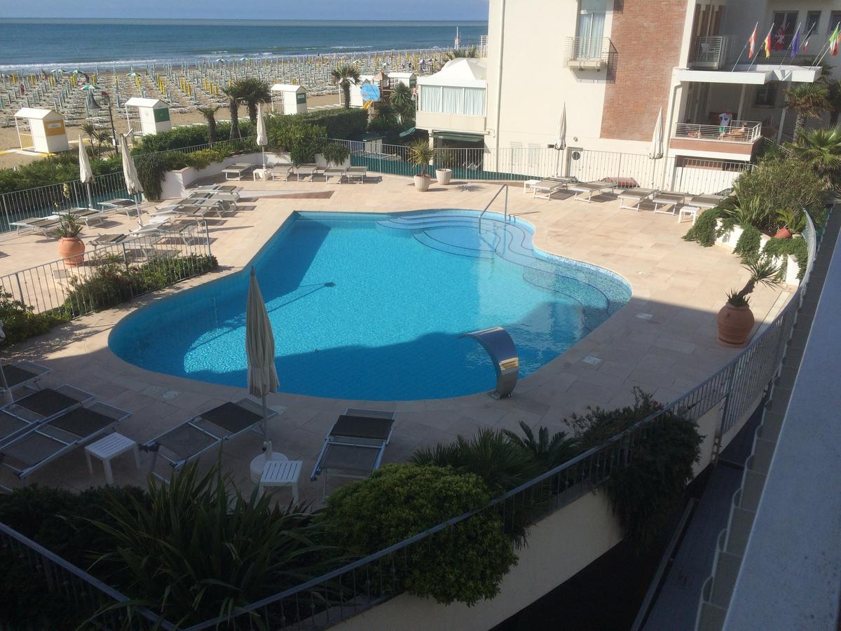 Hotel Tritone Caorle Exterior photo