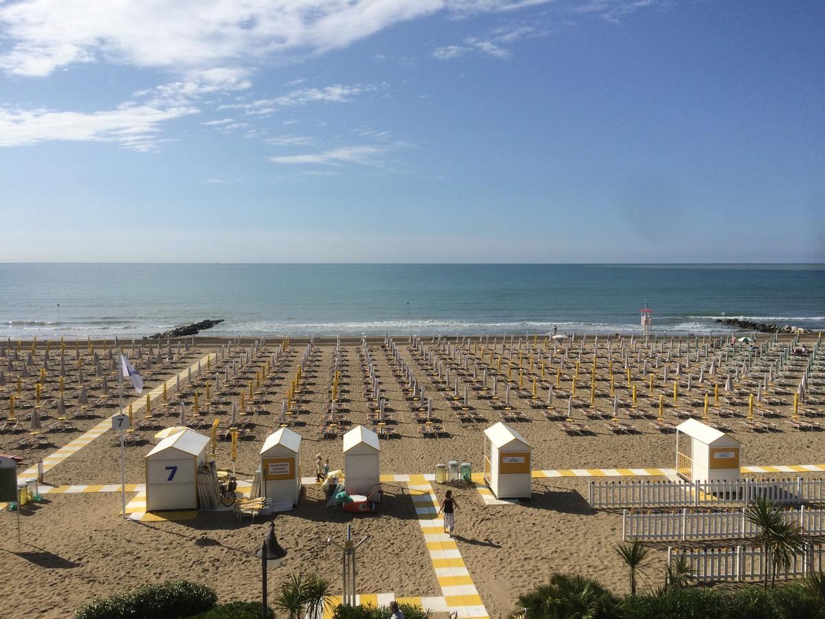 Hotel Tritone Caorle Exterior photo