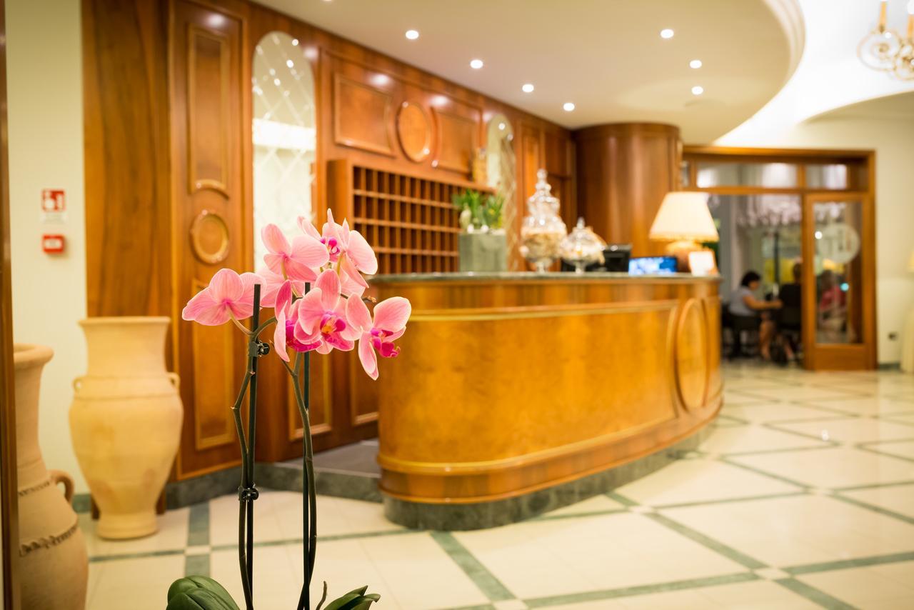 Hotel Tritone Caorle Exterior photo