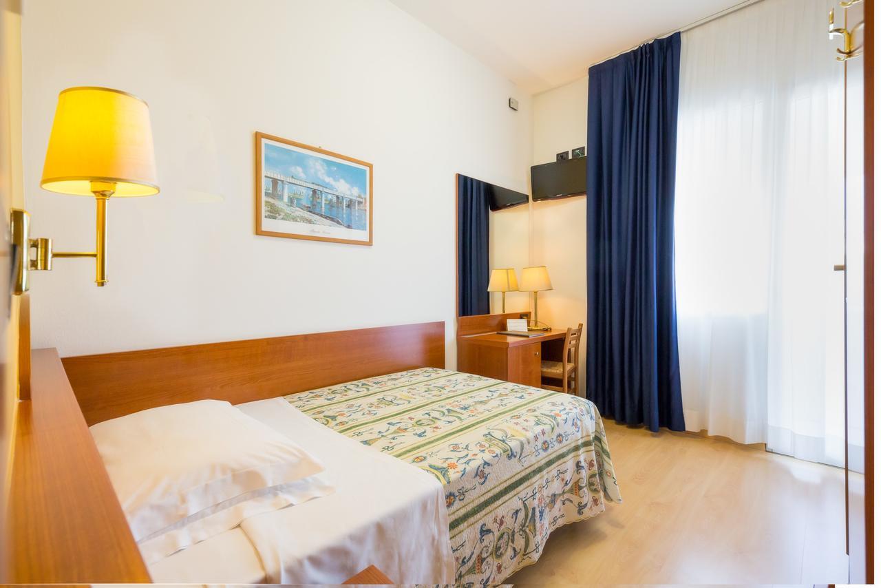 Hotel Tritone Caorle Exterior photo
