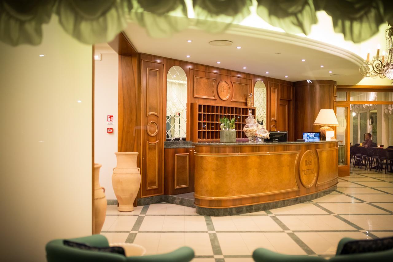 Hotel Tritone Caorle Exterior photo